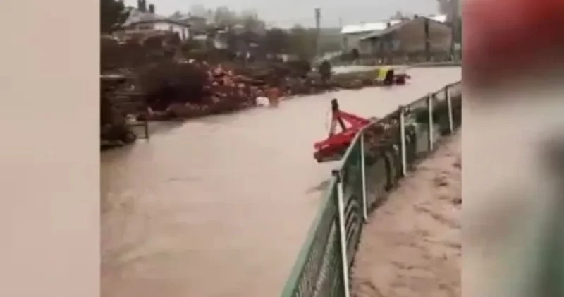 Yıldız Irmağı yatağına sığmadı: Köprüler su atında Kaldı