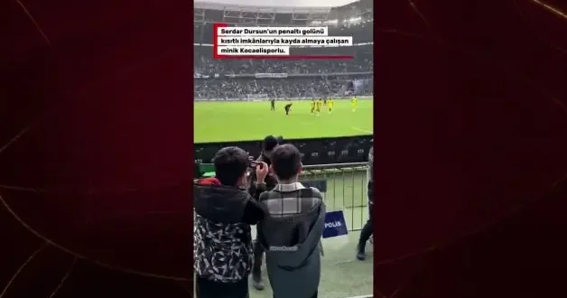 Kocaelisporlu minik taraftarın cep telefonunu gören Serdar Dursun dan gönülleri kazanan hareket
