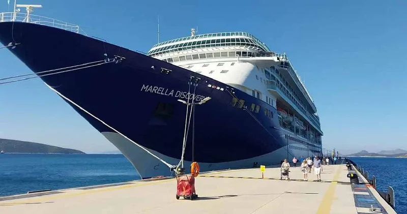 264 metrelik dev gemi ilçeye 1752 turist getirdi