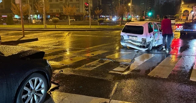 Alkollü sürücü kırmızı ışıkta bekleyen otomobile çarptı: 1 yaralı Kayseri Haberleri