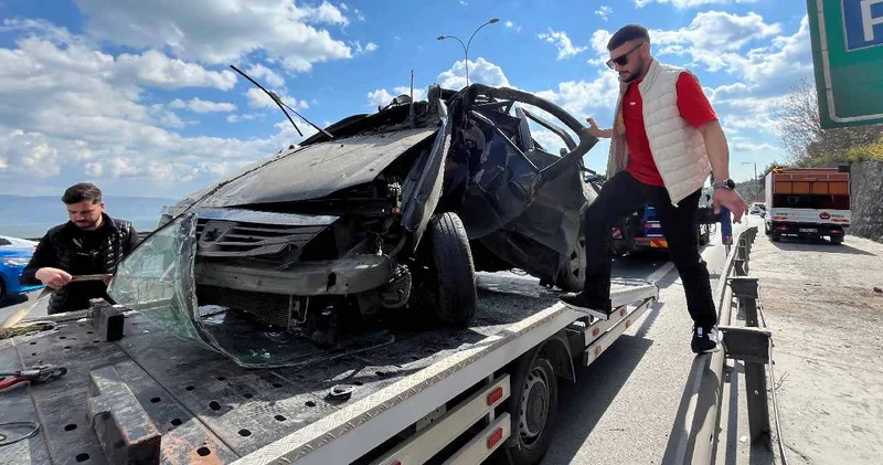 Otomobil yön levhasına çarptı: Sürücü yaralandı