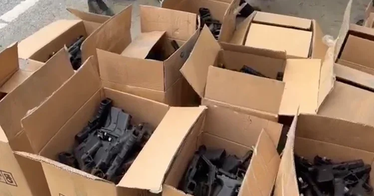 İstanbul da durdurulan araçta 1.021 adet silah ele geçirildi