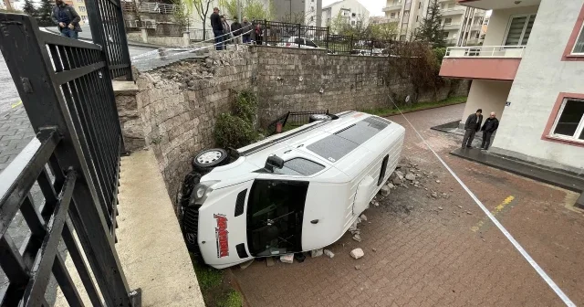 Kayseri de işçi servisinin apartman bahçesine düşmesi sonucu 1 kişi yaralandı VİDEO İZLE