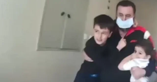 Mersin de 4 katlı apartmanda yangın: Ailenin tahliye anı kamerada VİDEO İZLE