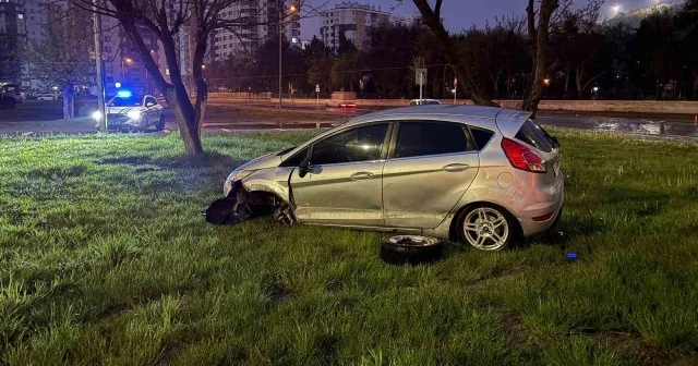 Kayseri’de kaza yapan sürücü otomobilini bırakıp kaçtı VİDEO İZLE