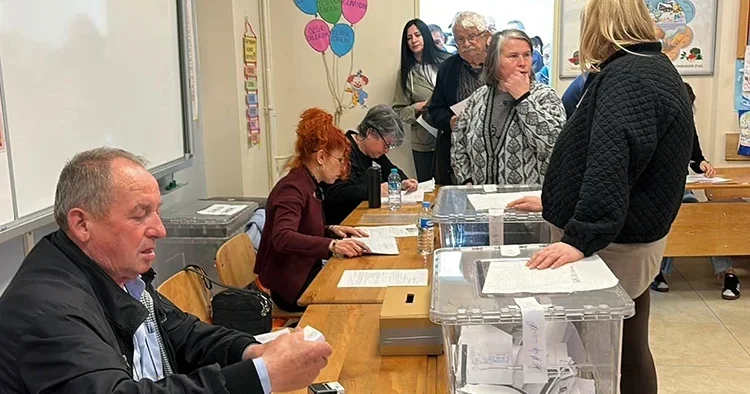 Bölgedeki çok sayıda vatandaş seçim sandığına gitti