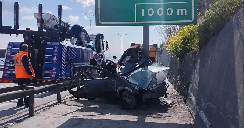 TEM Otoyolu nda otomobil yön levhasına saplandı