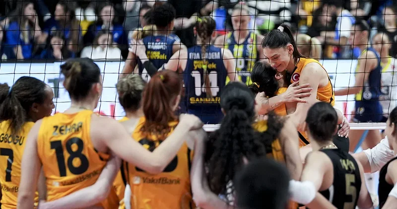 Vakıfbank evinde Fenerbahçe yi geçerek şampiyon oldu