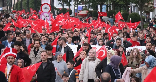 Yüzlerce Bolulu 200 metrelik Türk bayrağı eşliğinde yürüdü Bolu Haberleri