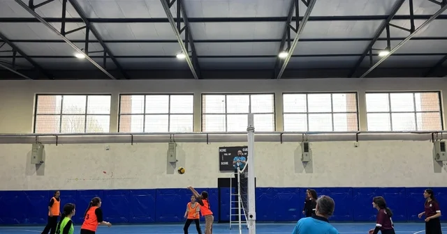 Gençlik Haftası nda tribünler doldu: Kaymakam Tutal dan genç sporculara destek Kars Haberleri