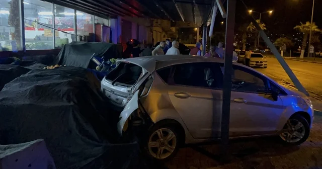 Osmaniye de kontrolden çıkan otomobil marketin manav bölümüne girdi Osmaniye Haberleri