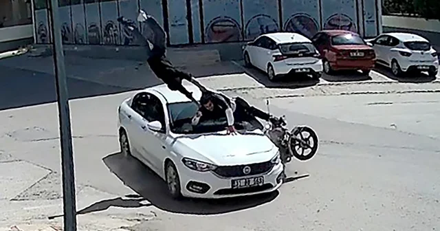 Kavşakta otomobile çarpan motosiklettekiler takla atıp, asfalt zemine düştü Hatay Haberleri