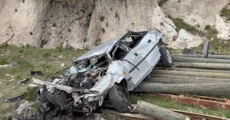 Adilcevaz’da otomobil uçuruma uçtu