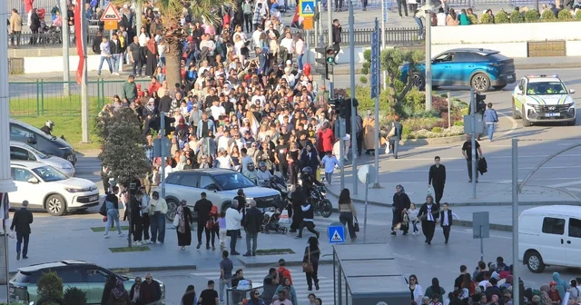 Samsun da uçak gösterisi yoğunluğu 10 binler sokağa aktı, şehir kilitlendi Samsun Haberleri