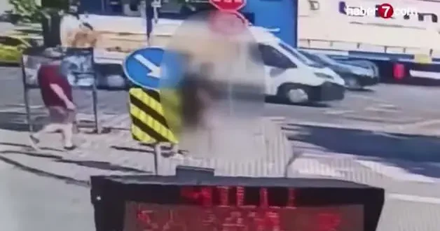 Dolmabahçe’de minibüsün çarptığı kadın trafik polisi ağır yaralandı; kaza kamerada