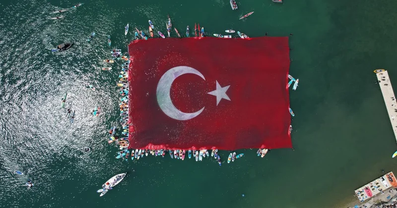 Sapanca Gölü nde 1923 metrekarelik Türk bayrağı