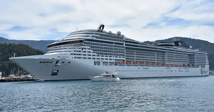 Marmaris Limanı na dev misafir! Binlerce kişi sahile akın etti
