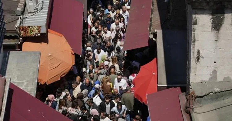 İstanbul da her tatil gününde değişmeyen manzara: Adım atmak dahi imkansız hale geldi