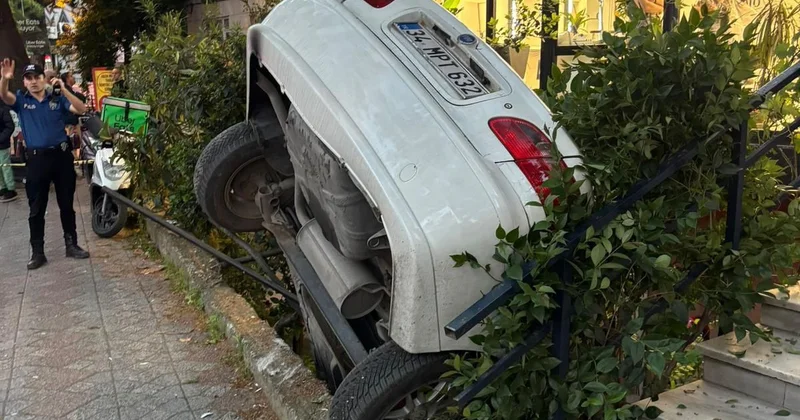 Beyoğlu nda alkollü sürücü önce taksiye çarptı, ardından binanın merdiven boşluğuna düştü