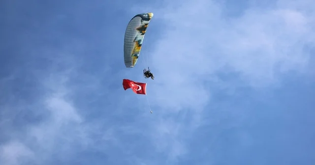 Nazilli de 19 Mayıs coşkusu sokaklara taştı Türk bayraklı paramotor gösterisi alkış topladı Aydın Haberleri