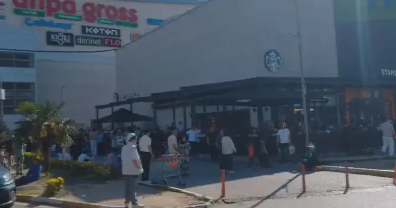 Pendik te alışveriş merkezinde yangın