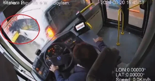 Otobüs şoförü uyukladı önündeki araca çarptı: Lise öğrencisi iki aracın arasında böyle sıkıştı VİDEO İZLE