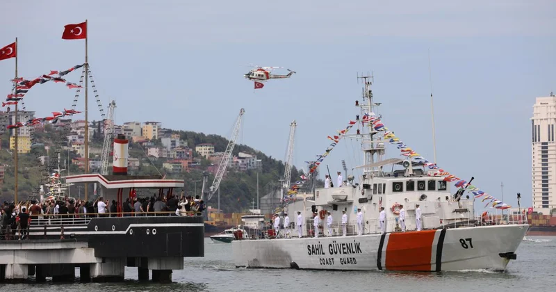 Samsun da Türk bayrakları ve Atatürk posterleriyle süslenen gemiler geçiş yaptı