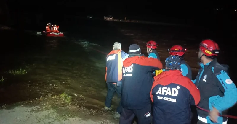 Baraj kapakları açıldı, mahsur kalan 4 kişi kurtarıldı