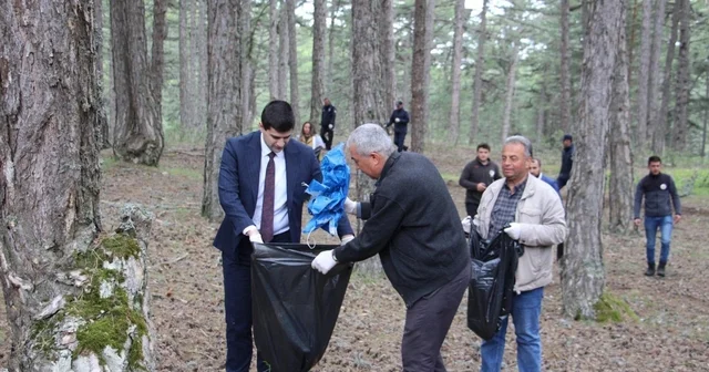 Dumlupınar da ormanlık alanlarda çevre temizliği Kütahya Haberleri