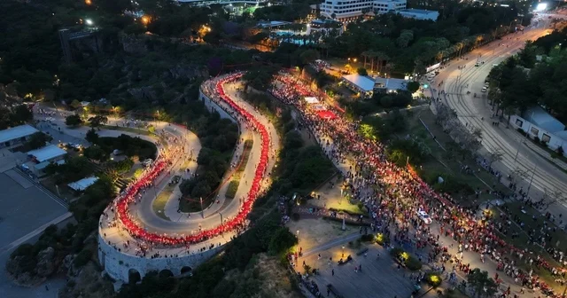 Antalya da 400 metrelik Türk bayrağı ve paramotörlerle fener alayı Antalya Haberleri