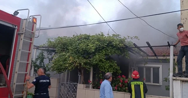 Çan da alevlere teslim olan ahşap ev kullanılmaz hale geldi Çanakkale Haberleri
