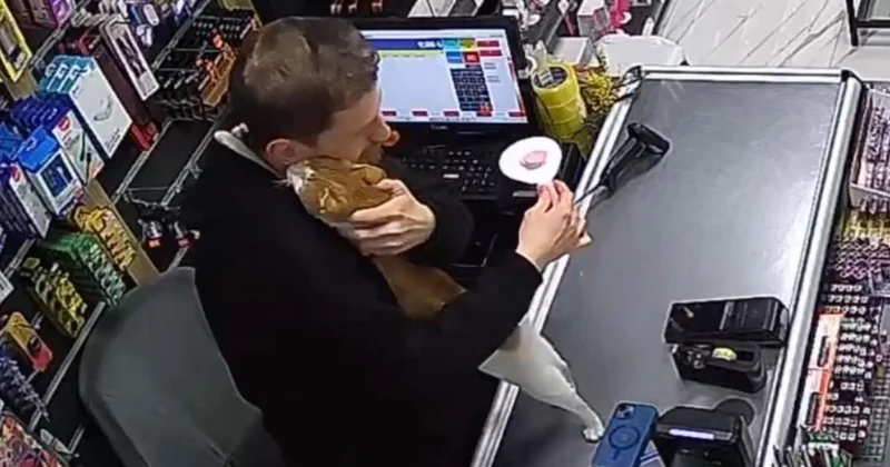 Dükkanının önünde bulduğu kedisiyle her gün kucaklaşıyor