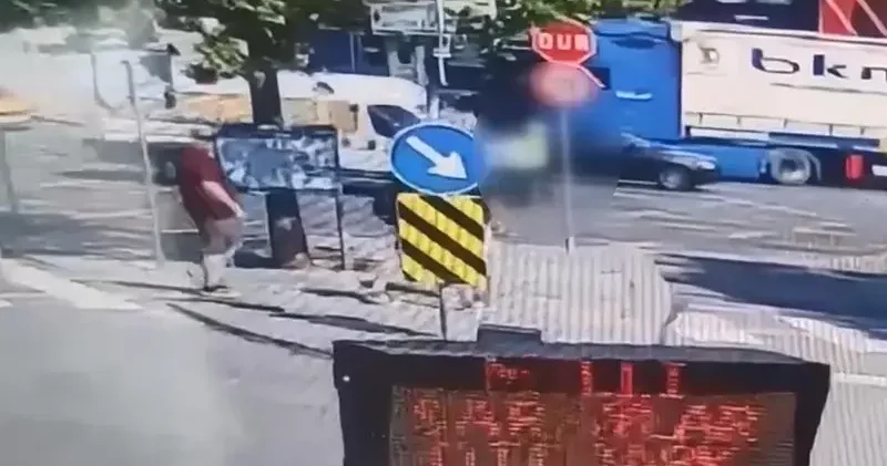 Dolmabahçe’de minibüsün çarptığı kadın trafik polisi ağır yaralandı; kaza kamerada