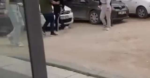 Kızların kavgasını ayıran vatandaşlara bıçakla saldırdı Afyonkarahisar Haberleri