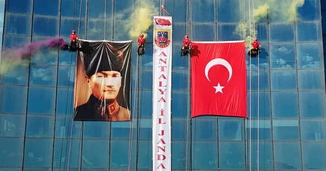 Antalya da JAK timi, halatla sarktıkları 64 metre yükseklikte Türk bayrağı açtı Antalya Haberleri