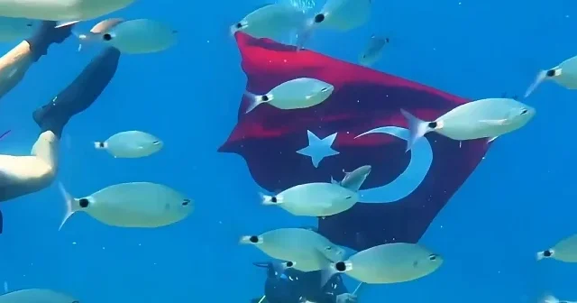 Fethiye de dalgıçlar 19 Mayıs ı deniz altında kutladı VİDEO İZLE