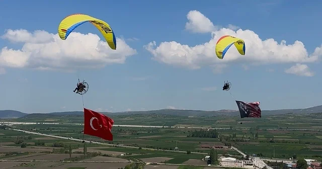 Pilotlar gökyüzünde Türk bayrağı açarak 19 Mayıs Atatürk ü Anma Gençlik ve Spor Bayramı nı kutladı Eskişehir Haberleri