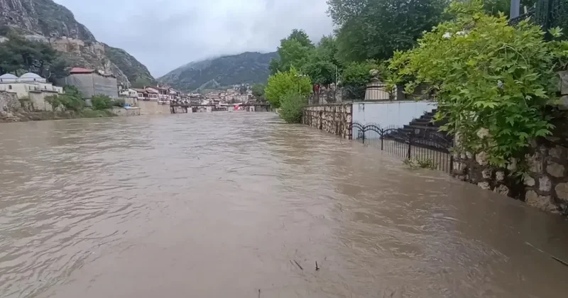 İki ilde taşkın alarmı! Yarın okullar tatil edildi, peş peşe uyarılar geldi!