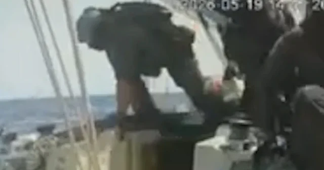 İsrail askerlerinin Sumud Filosu’ndaki Zefiro’ya çıktığı an VİDEO İZLE