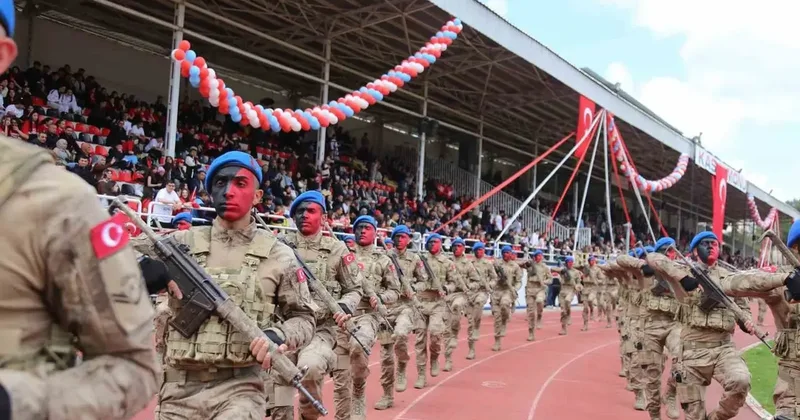 19 Mayıs’a özel Komandolardan nefes kesen gösteri