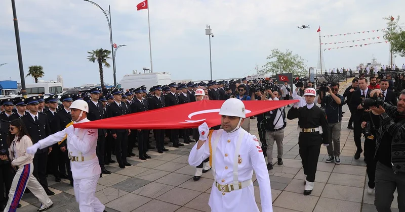Atatürk ü temsil eden bayrak Samsun da karaya çıkarıldı