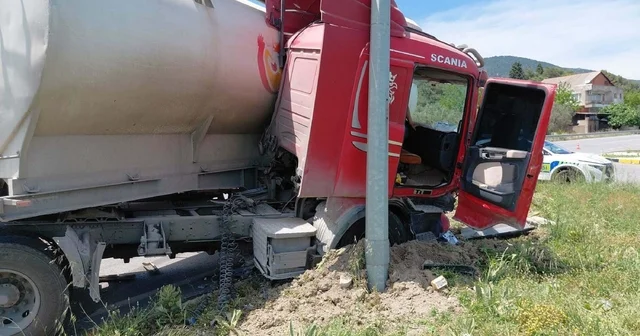 TIR elektrikli bisiklete çarptı, aynı aileden 1 kişi öldü, 4 kişi yaralandı Manisa Haberleri