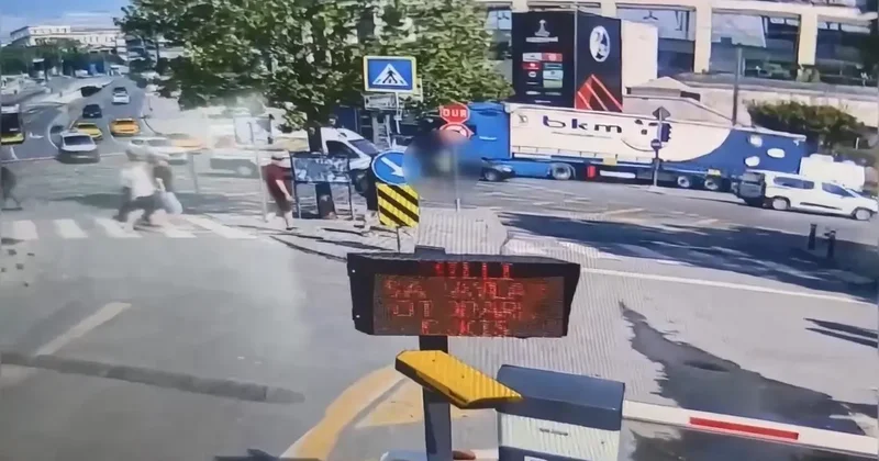 Minibüs trafik polisine çarptı! Yola savrulan kadının durumu ağır; kaza kamerada