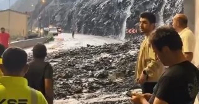 Aracının sileceği arızalandı, sileceği düzeltmek için durdu, saniyeler sonra heyelan oldu Artvin Haberleri Habertürk Yerel Haberler