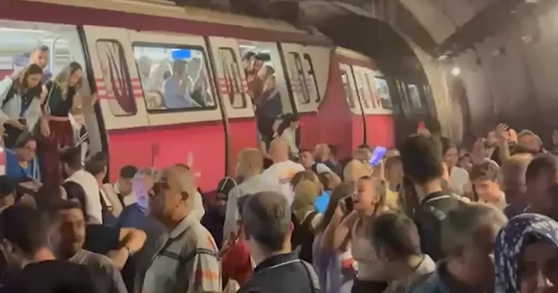 İstanbul metro kazası son dakika: Kadıköy Sabiha Gökçen Havalimanı metrosu raydan çıktı, yolcular bir süre tünelde yürüdü İstanbul Haberleri