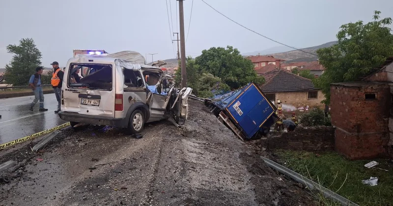 Manisa da 3 aracın karıştığı kazada ölü ve yaralılar var