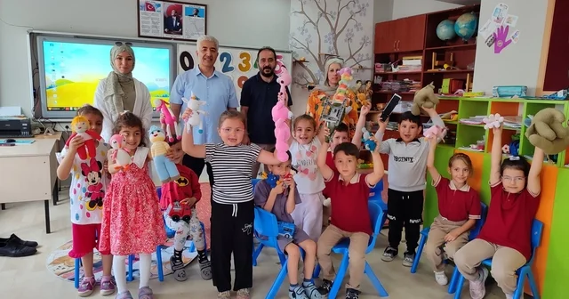 Öğrenci, veli ve öğretmen iş birliğiyle atık ipler rengârenk oyuncaklara dönüştü Kütahya Haberleri Habertürk Yerel Haberler
