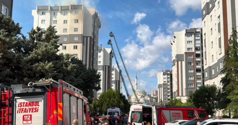 İstanbul da binanın çatısında yangın: 10 kişi hastaneye kaldırıldı