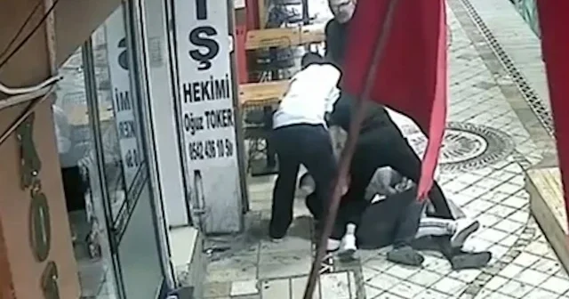 Yoldan geçen mühendisin önünü kesip dövdüler VİDEO İZLE