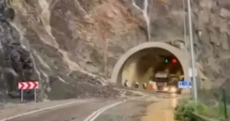 Artvin Erzurum karayolunda heyelan